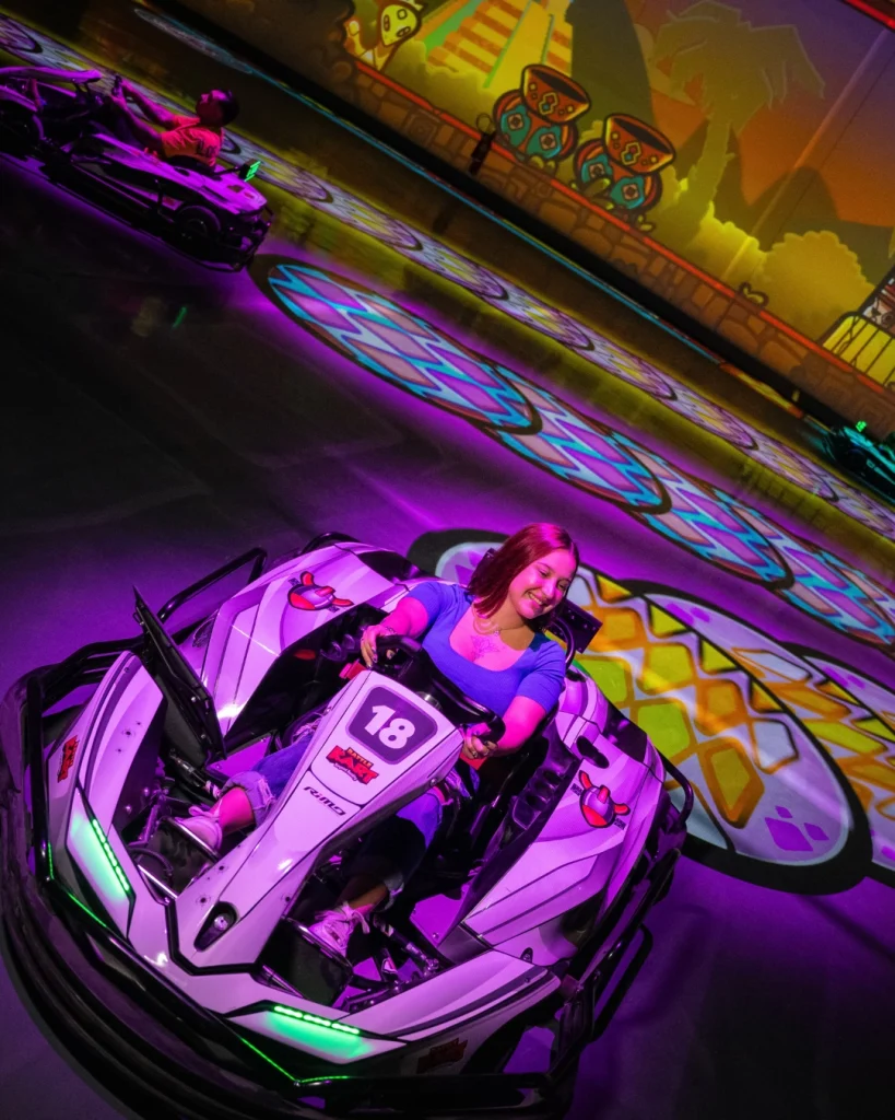 Piste de kart électrique avec mapping projeté — placeholder visuel Battlekart