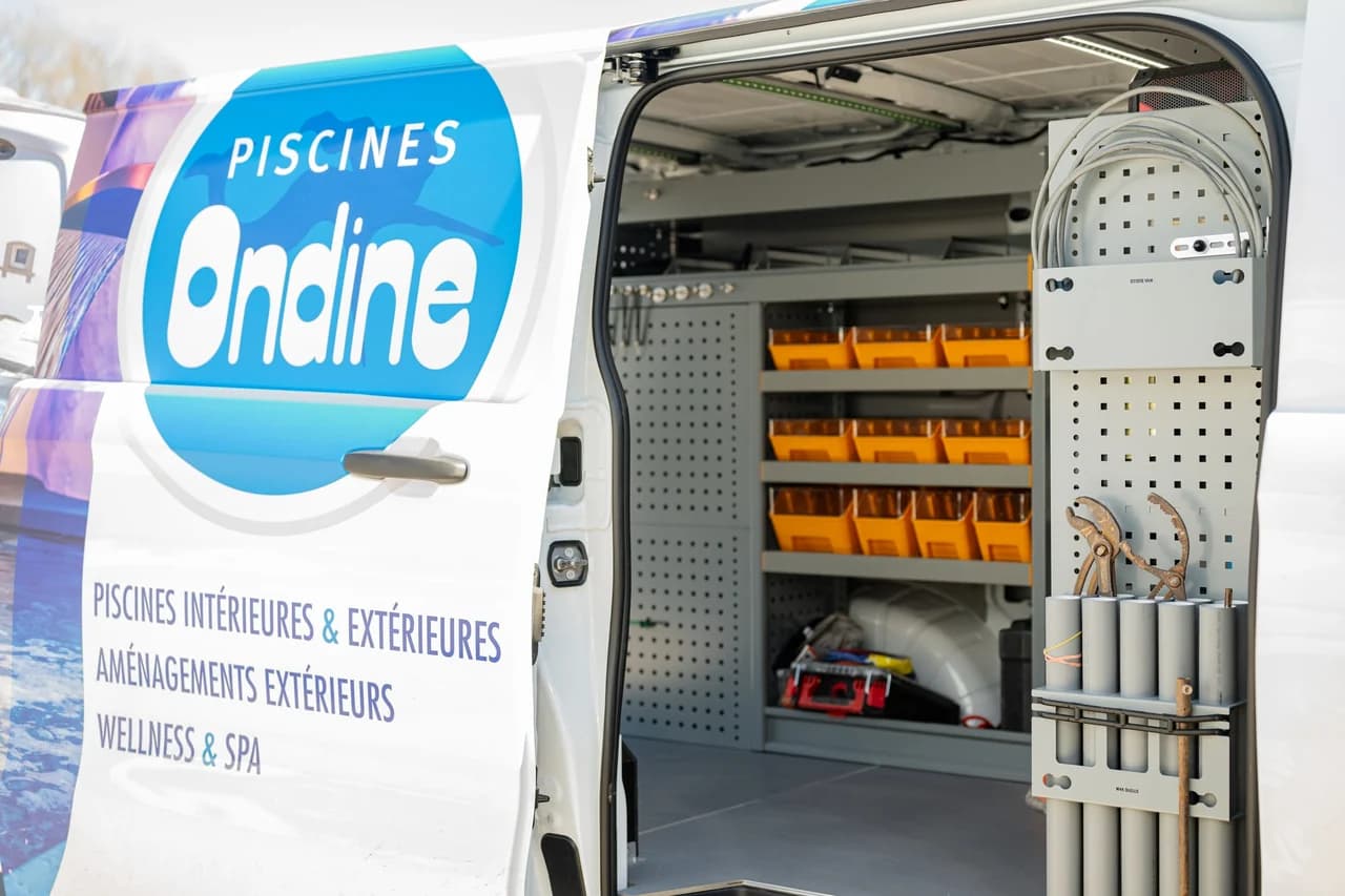 Camionnettes aménagées alignées