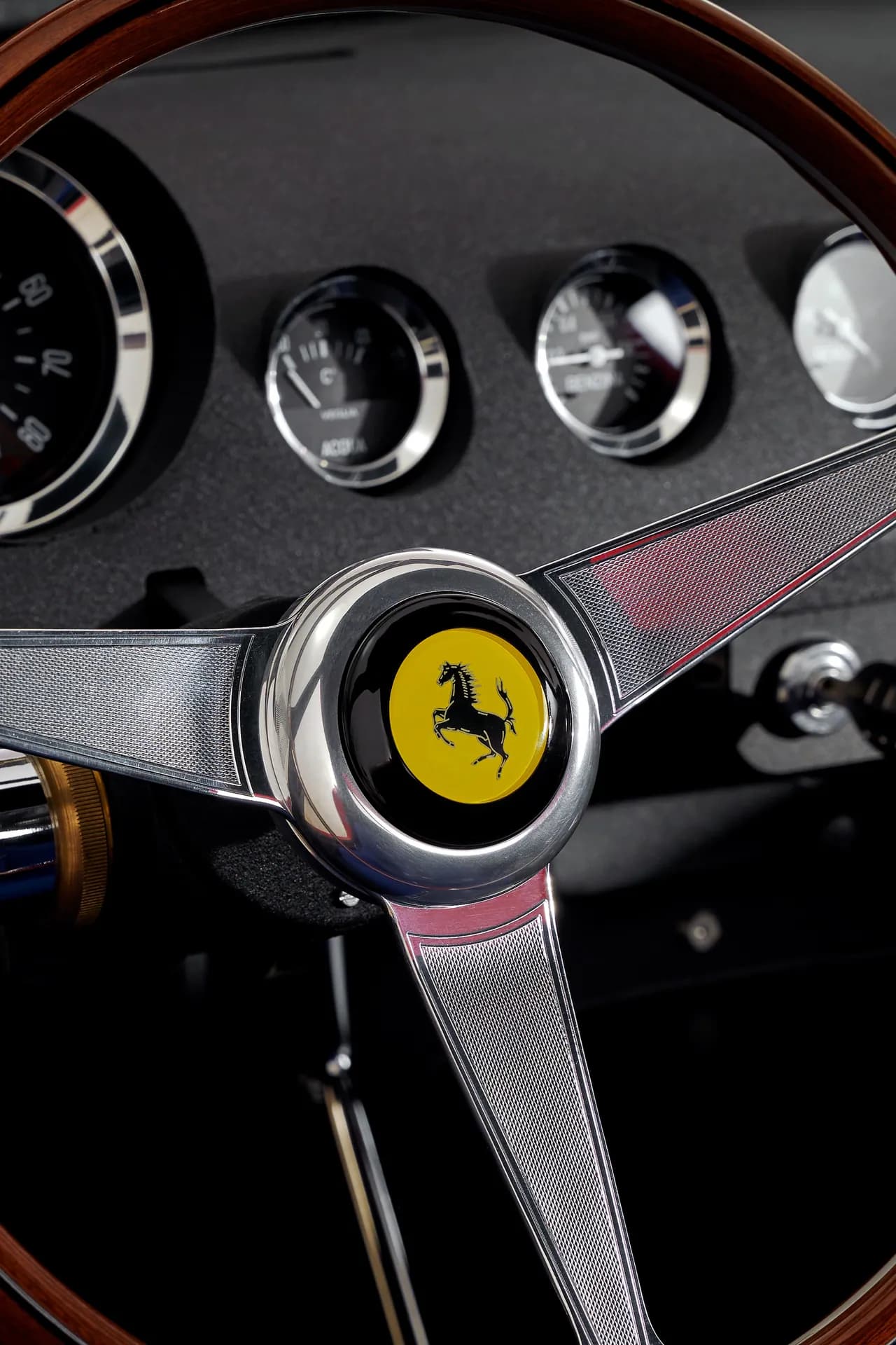 Volant et tableau de bord d'époque de la 250 GTO