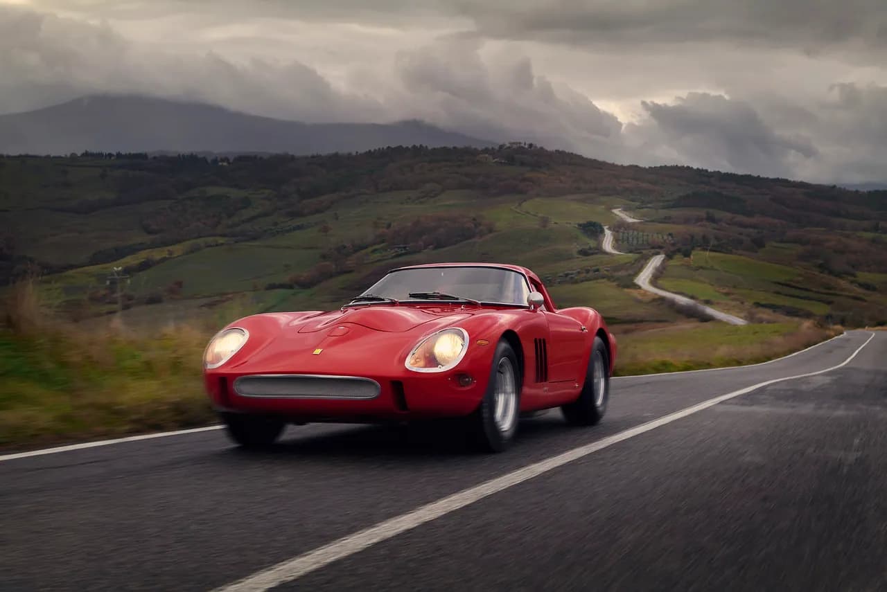 250 GTO sur une route de montagne