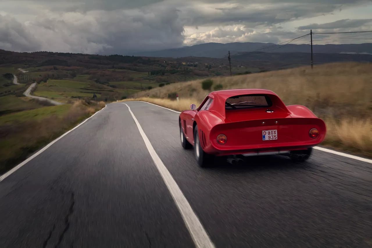 250 GTO de trois quarts arrière sur route