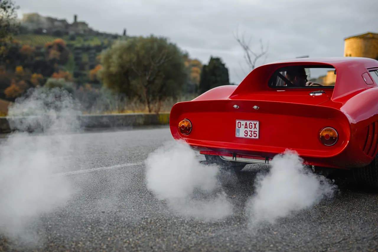 250 GTO en action, nuage de fumée