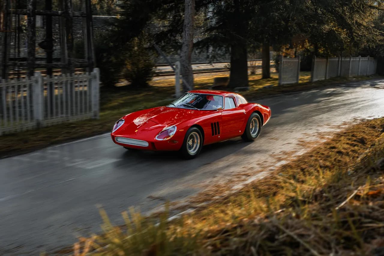 250 GTO de trois quarts en mouvement