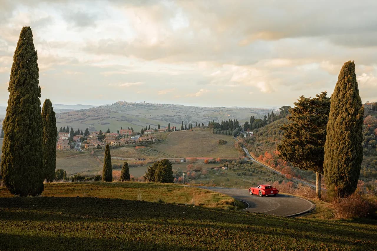 250 GTO dans un vaste paysage de campagne