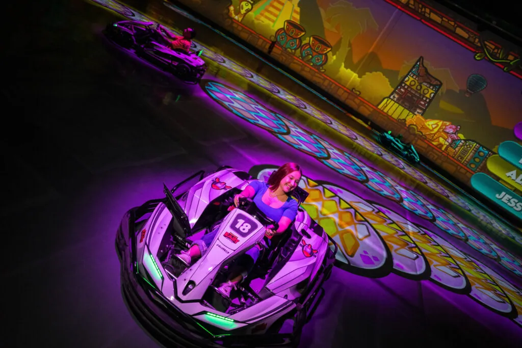 Kart sur une piste à projection colorée