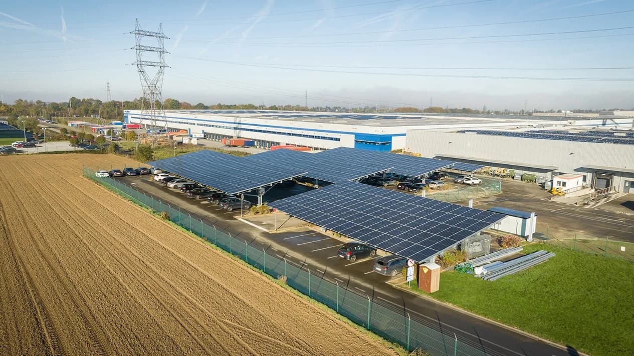 Vue aérienne d'un champ solaire près de l'eau
