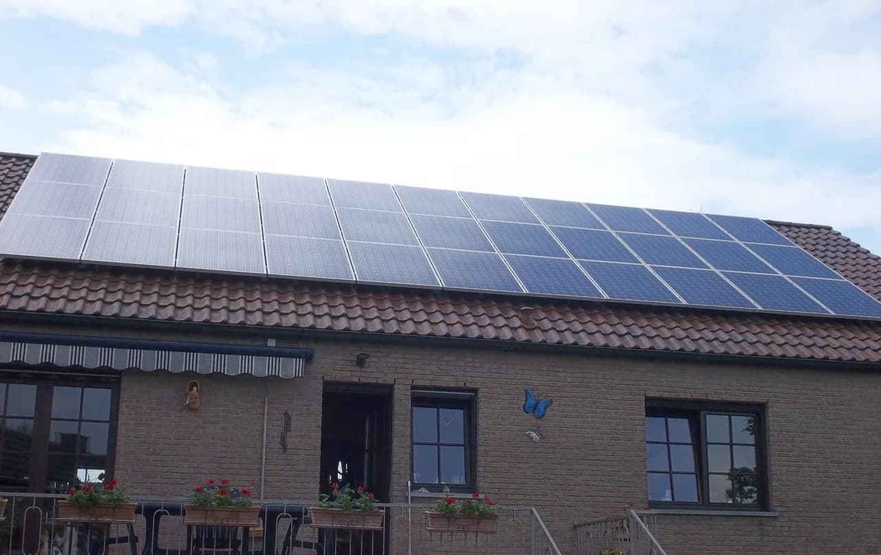 Bâtiment à toiture photovoltaïque