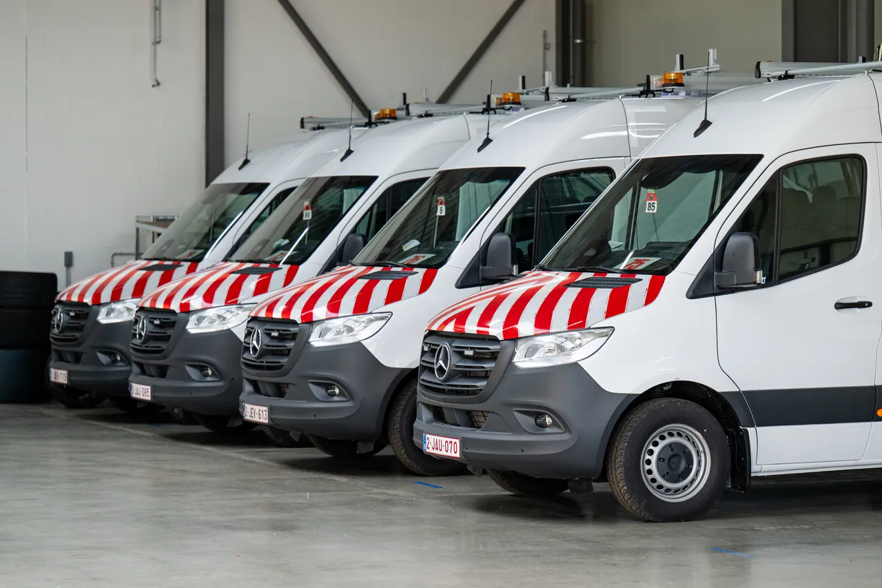 Camionnettes aménagées alignées