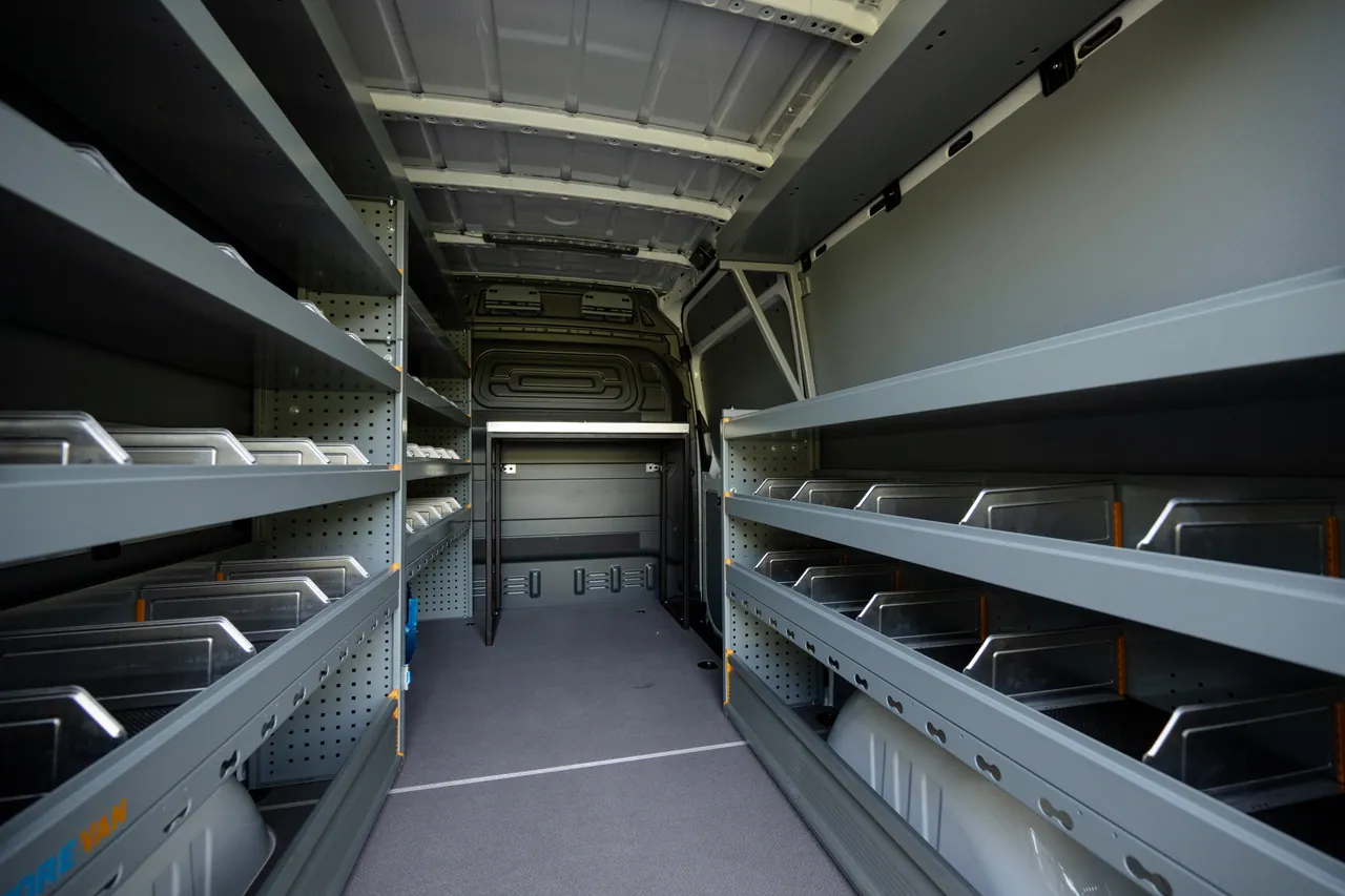 Espace de travail aménagé dans un van