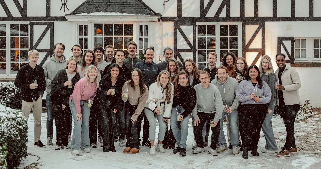 Groupe réuni dans un lieu Brasero