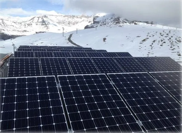Panneaux solaires sous la neige